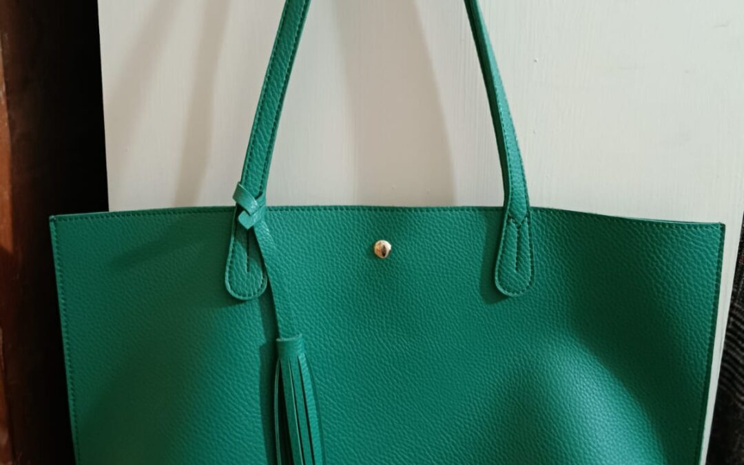 Cartera de cuero sintético color verde