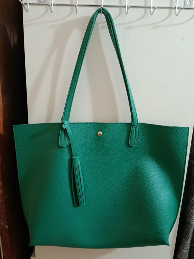 Cartera de cuero sintético color verde
