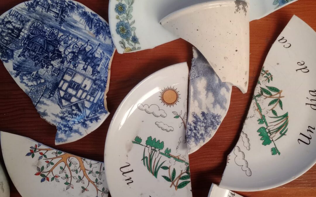 Pedazos de cerámica rotos