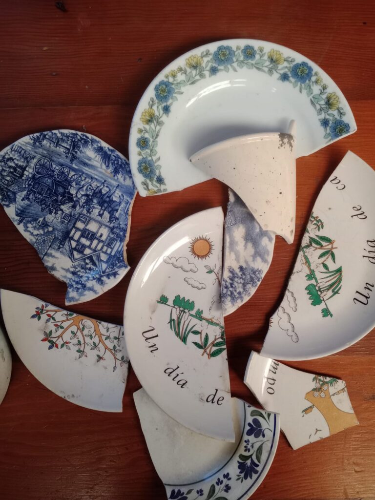 Pedazos de cerámica rotos