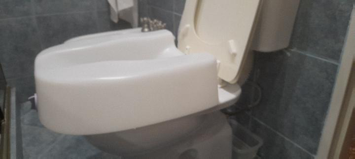 Asiento elevador de inodoro