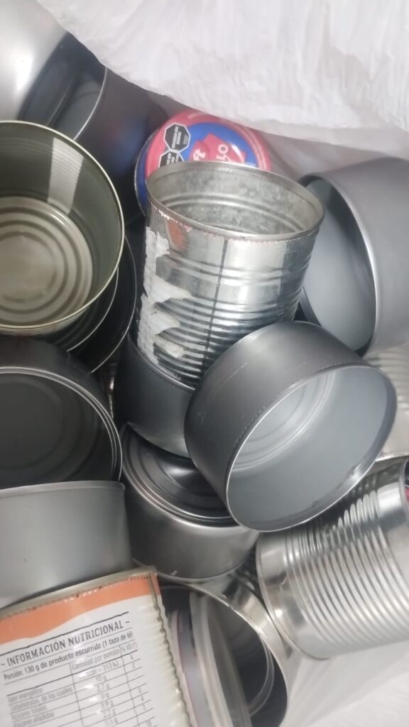 Latas vacías y limpias