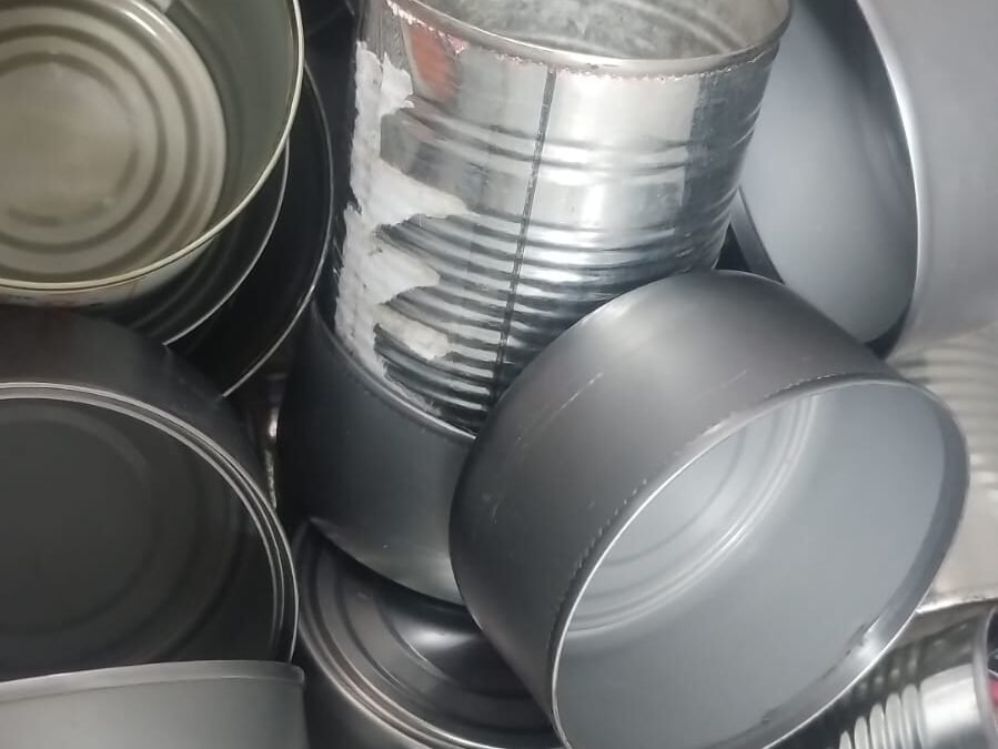 Latas vacías y limpias