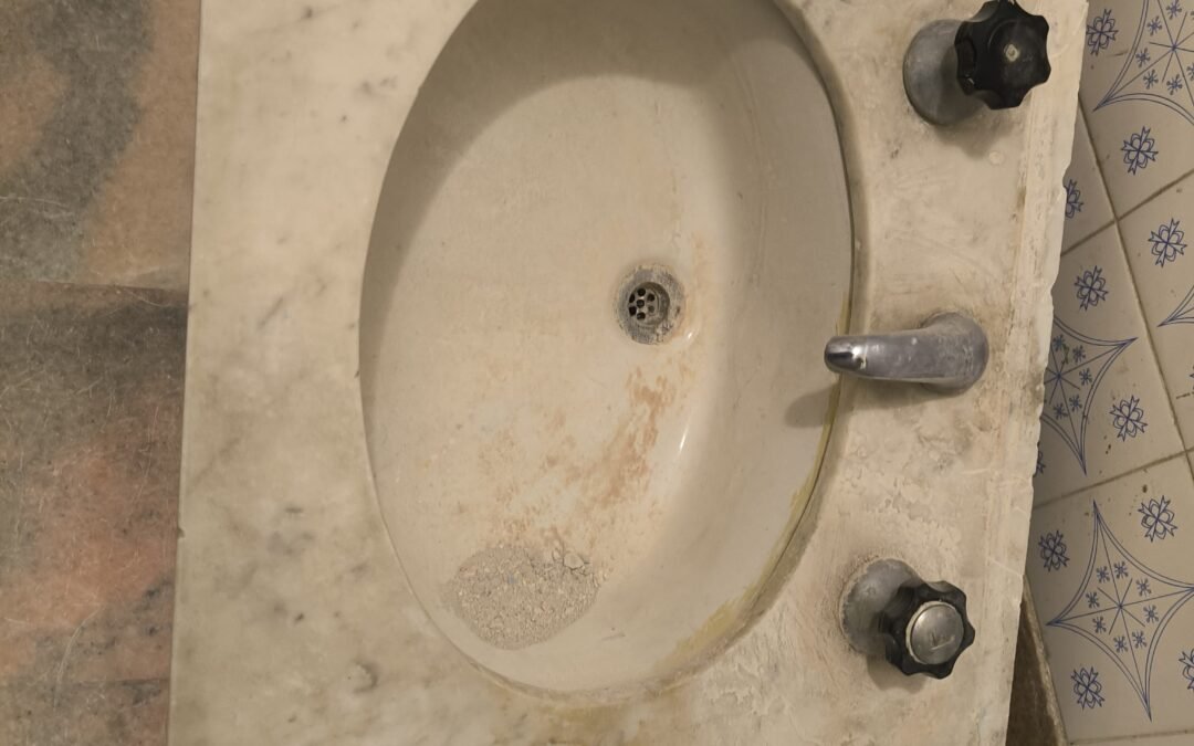 Mesada de baño con bacha y grifería