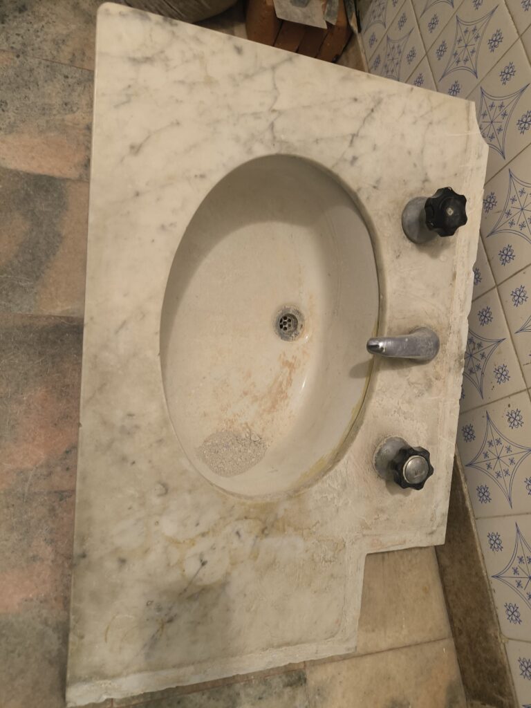 Mesada de baño con bacha y grifería