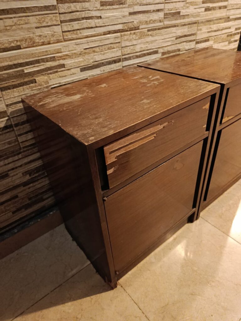 Dos mesitas de luz de madera