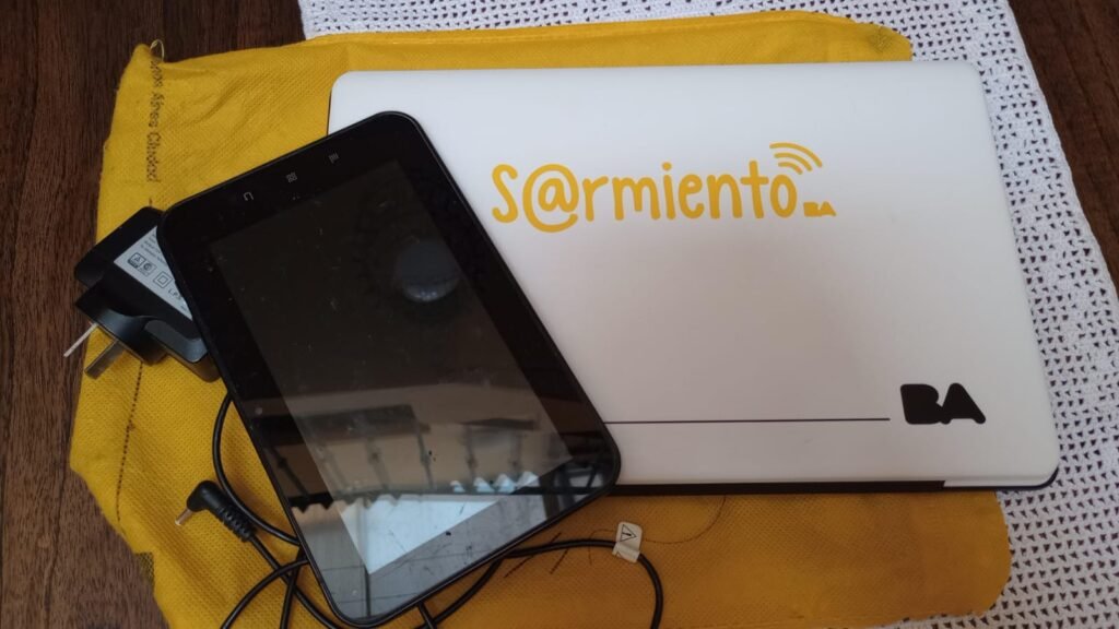 Computadora escolar bloqueada y dos tabletas genericas