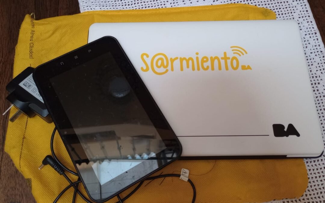 Computadora escolar bloqueada y dos tabletas genericas