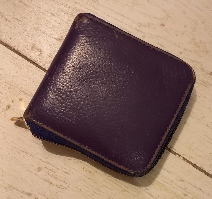 Billetera cuero violeta
